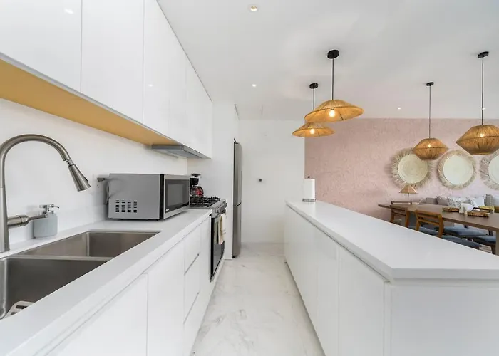 3br & Dining Steps Away Ferienhaus