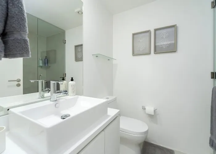 3br & Dining Steps Away Ferienhaus *