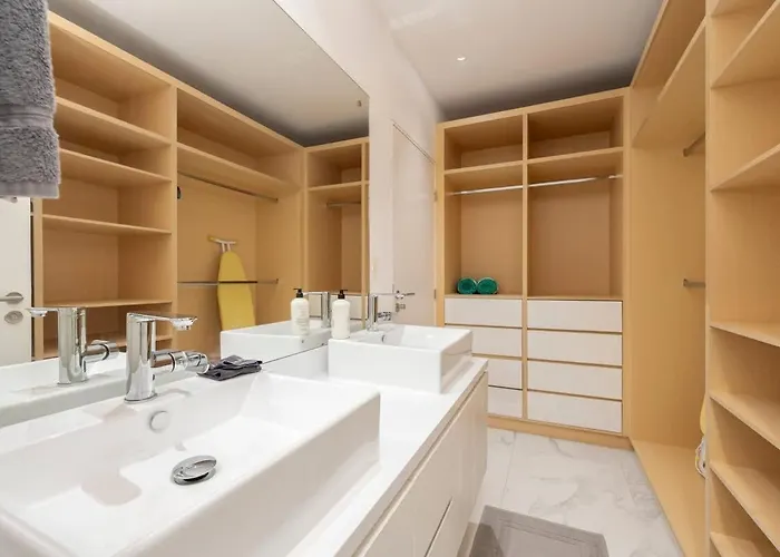 3br & Dining Steps Away *